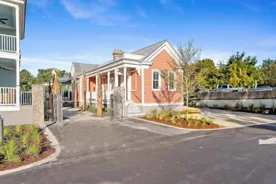 Image de Downtown Chic Cottage Retreat - King Street!