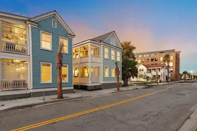 Image de 10br/10ba Downtown Home - Steps to King St