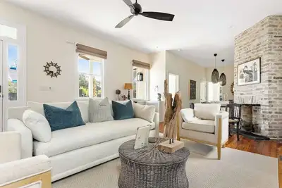 Image de Stylish 3br Downtown Escape - Steps to King St!