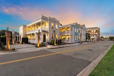 Image de Charming Downtown 6br - Steps to King St!