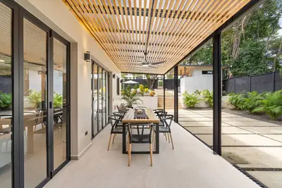 Image de Brand New Tropical Oasis Expansive Outdoor Space