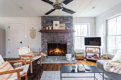Image de Fern Hollow: Stone Fireplace, Hot Tub + Fire Pit