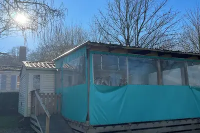 Image de mobilehome de 2 chambres entièrement équipée avec une grande terrasse couverte