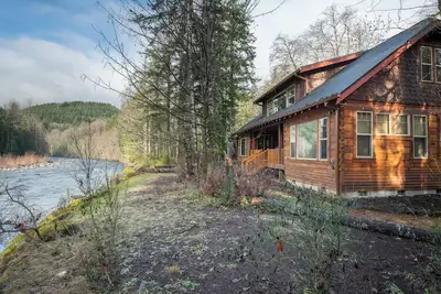 Image de Special 3rd night free stay before May 23rd! River Front, Hot tub!
