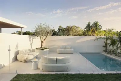 Image de Luxurious Mediterranean Coastal Retreat with Pool