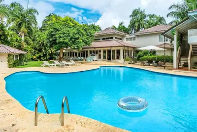 Image de Cook-Included Villa, Just 8 Minutes from the Beach
