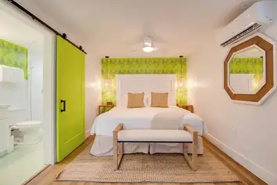 Image de Chicken Run at Custom House Inn | Unbeatable Location On Duval!