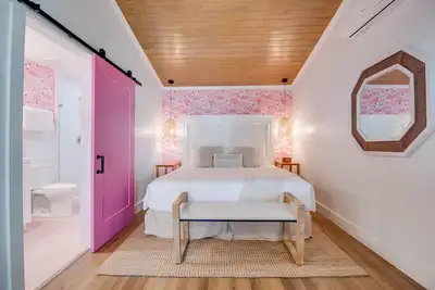 Image de Birds of a Feather at Custom House Inn | Perfect Spot On Duval!