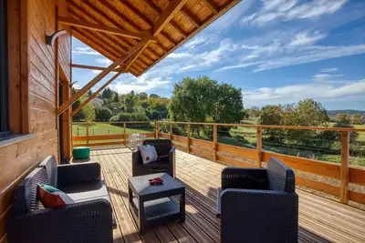 Image de Le Chalet Kozy en Périgord Noir, confort et zénitude à l'ombre des grands arbres