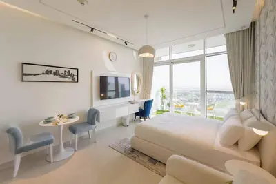 Image de Elevated Living: Modern Studio on Golf Course