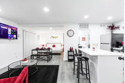 Image de Huge Modern Studio Apt King Bed/Pool/Central/Full Bath/Pool/Washer/Dryer/Parking