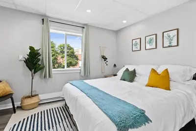 Image de Howard C · Fresh Suite - 2 Bed w\/ Parking, Wifi, Smart Tv