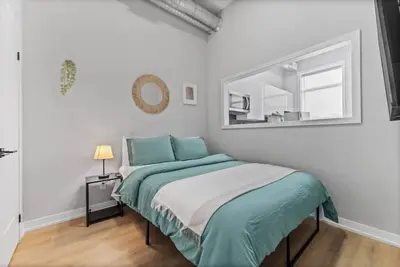 Image de Designer Loft • 1br • Exposed Brick • Bay Windows