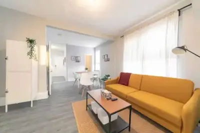 7Bd Spacious Home in Walkerville With Parking