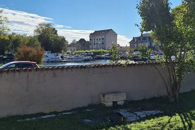 Image de petite maison tiny house face au port de plaisance de Toul