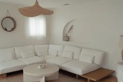 Image de Mediterranean inspired coastal home with Sauna & Cold plunge, 5 mins from town.