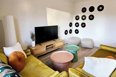 Image de Retro Retreat - 3bdr, 1 bath, close to city center