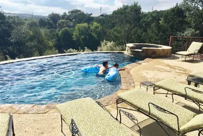 Image de Available! Hill Country Resort Style Spa/Pool-Sleeps 14 (20min Downtown