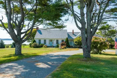 SeaMeadow Cottage. Spacious, Deck, Bay Views and a 3 min walk to the Beach.