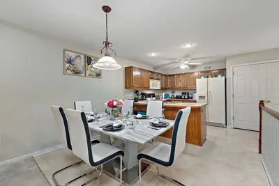 Image de New! Beautiful Townhome 11 minutes to Downtown