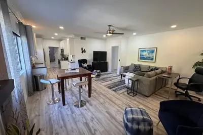 Image de Resort Style Living. 3 Bedroom Furnished Unit near Hiking Trail. Wifi & Ac.