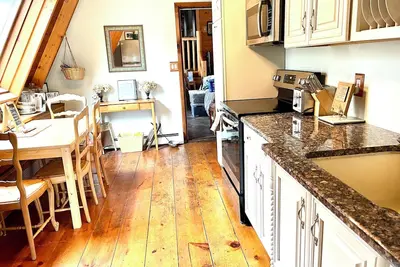 Image de Cozy chalet at Goat Sanctuary with water views