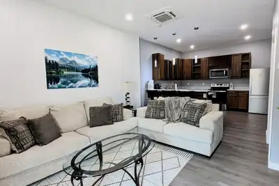 Image de New 2 Br Unit in Prime Location (103)