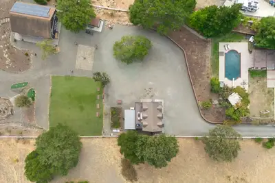 Image de 3 Acre Napa valley  2 story with 2 separate 1 bedroom units with their own bathroom and kitchen
