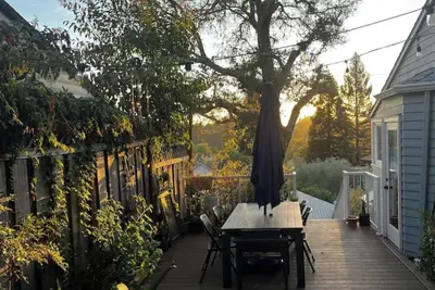 Image de Sunny Montclair Retreat: Charming 3 Bedroom Home. \n\n