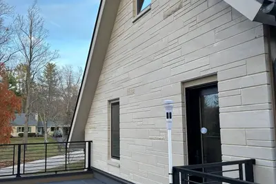 Image de Lux Loft Plus Graduation Special! Book 2 nights, Get 1 Free*