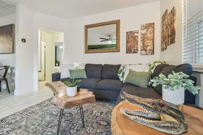 Image de Cozy & fun Swamp Chic -- 3bedroom vacation home in historic Seminole Heights!