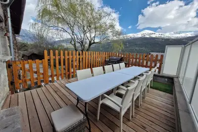 Image de grande maison de village à la montagne avec piscine chauffée