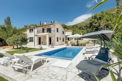 Belle maison à Igalo avec vue sur la.