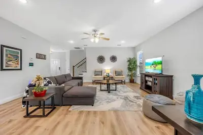Image de New! Trinity Manor - Luxury 5 mins to Downtown!