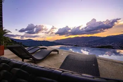 Image de Luxurious mansion with view of all medellin! ideal house for a group of friends.