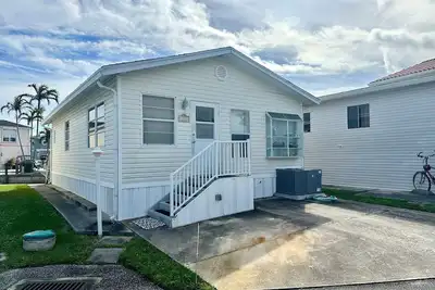 Image de Canal front 2 Br 1. 5 Ba beach bungalow!