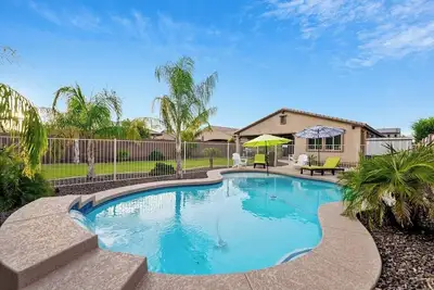 Image de Stunning Surprise Gem with Pool and Modern Finishes