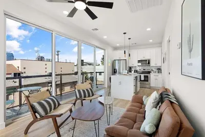 Image de Slam Dunk | Downtown Phx | a few blocks from Chase Field & Suns' stadium