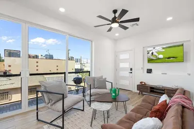Image de Home Run! Walk to Chase Field | 2br Summer Stay in Downtown Phx