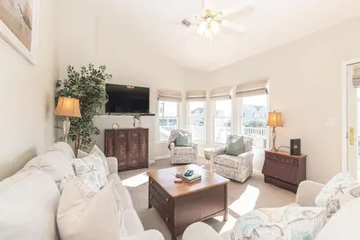 Image de Top Floor Deck w/ Ocean View | Beach Block House