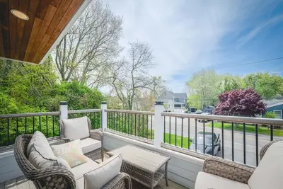 Image de 3br Secluded Gem | Chic Design | Modern Amenities
