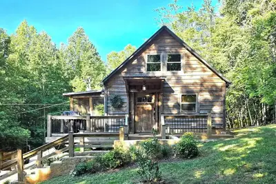 Image de Charming cabin with a loft, fire pit and creek in enchanting Dahlonega