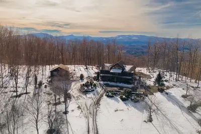 Image de Wolf Ridge Lodge: 5br Cabin + Private Apartment w/ Hot Tub, Pool Table & Epic Views!