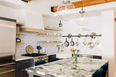 Image de Designers Dream with Gorgeous Views. Walkable!