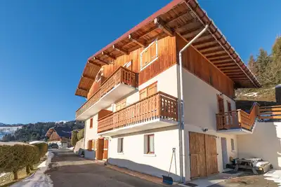 Image de Appartement \"Le Rouge-Gorge\" avec vue sur les montagnes, terrasse privée et Wi-Fi