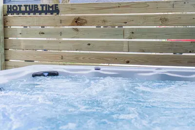 Image de Cozy & Fun! Hot Tub - Arcade - Pool Table - 75\" & 43\" Tv