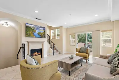 Image de Modern 4br Townhouse in Serene Gated Community – Convenient in Pico Rivera#42081