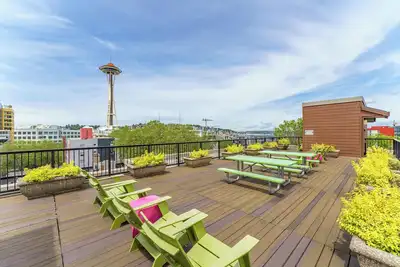 Image de Chic Two Bedroom Condo: Ps5 + Space Needle View+ fitness room + Parking + WiFi