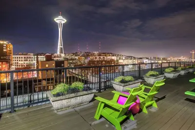 Image de Space Needle Nest: Free Garage Parking - Rooftop Deck - Fitness Center