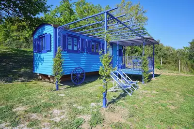 Image de Caravane 'Gitano Pavone Blu' avec terrasse privée, jardin partagé et climatisation